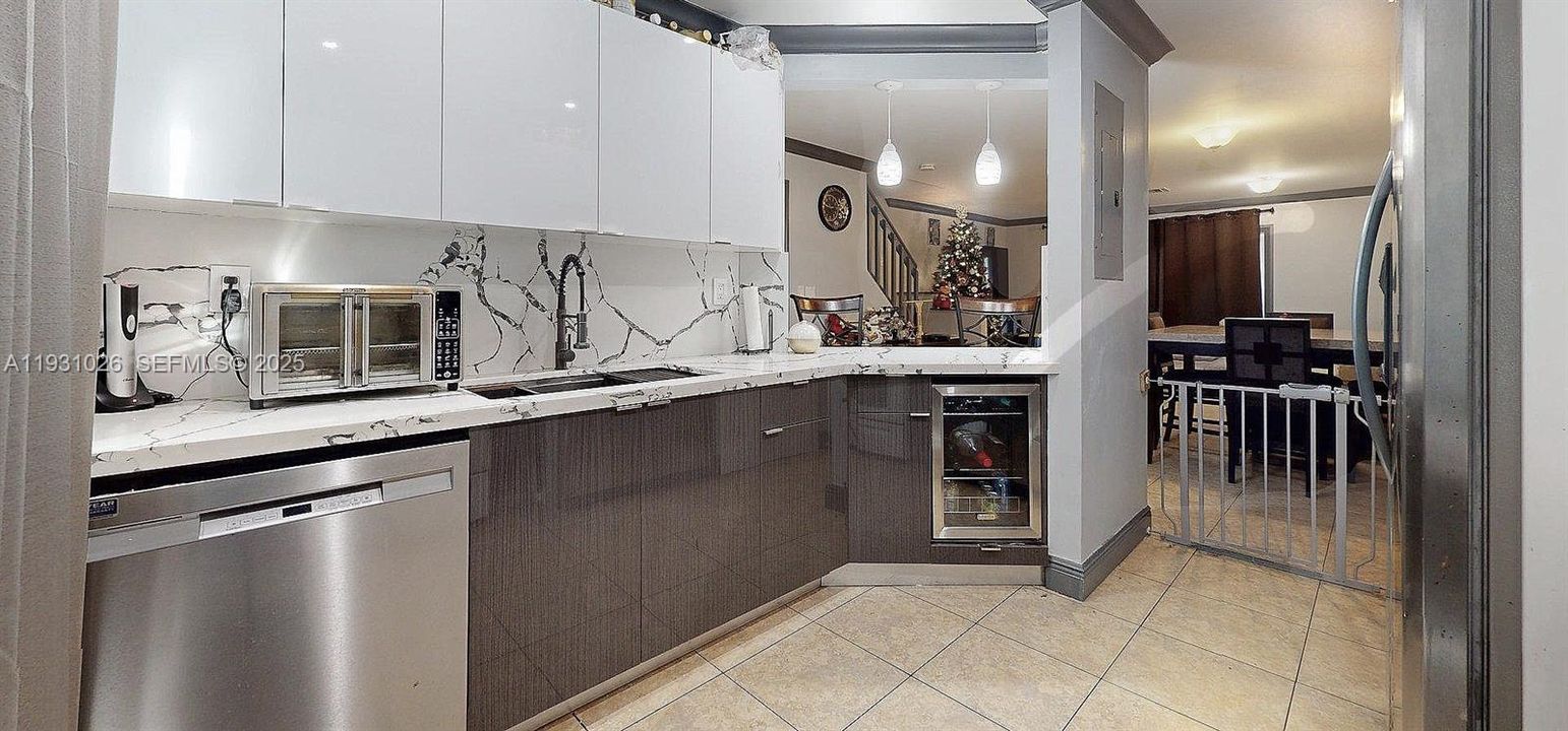 For Sale: $449,999 (2 beds, 2 baths, 1170 Square Feet)