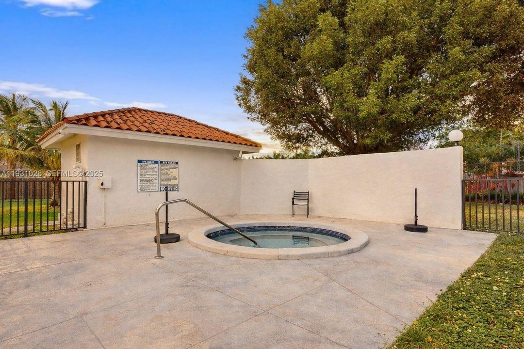 For Sale: $449,999 (2 beds, 2 baths, 1170 Square Feet)