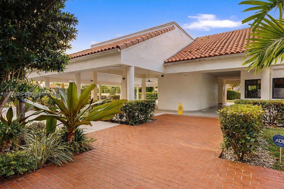 For Sale: $449,999 (2 beds, 2 baths, 1170 Square Feet)