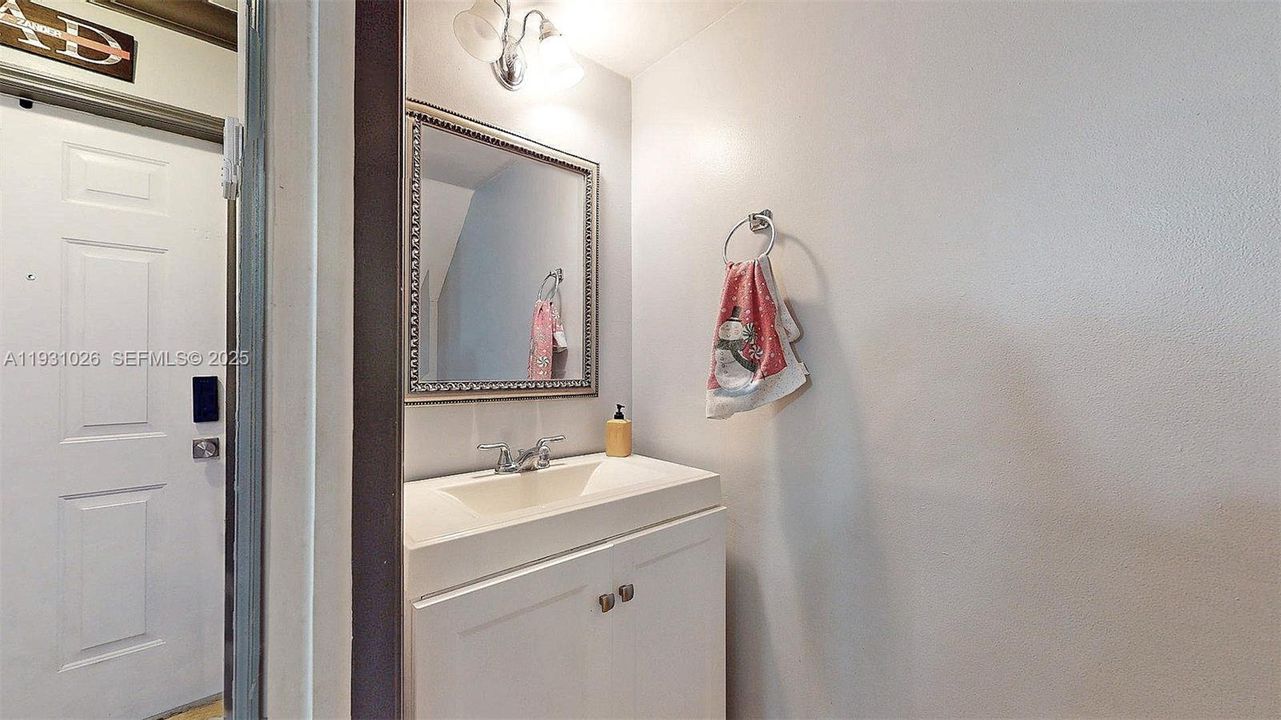 For Sale: $449,999 (2 beds, 2 baths, 1170 Square Feet)