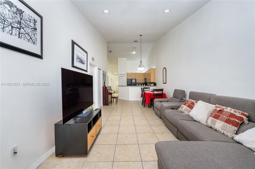 En Venta: $359,000 (2 camas, 2 baños, 1258 Pies cuadrados)