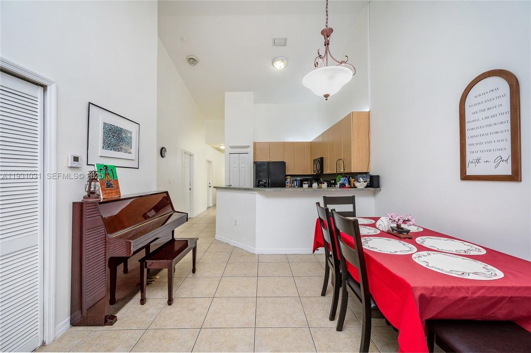 En Venta: $359,000 (2 camas, 2 baños, 1258 Pies cuadrados)