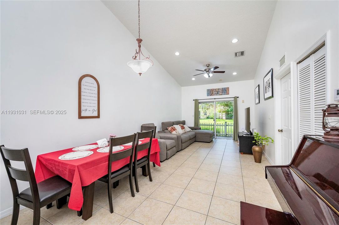 En Venta: $359,000 (2 camas, 2 baños, 1258 Pies cuadrados)