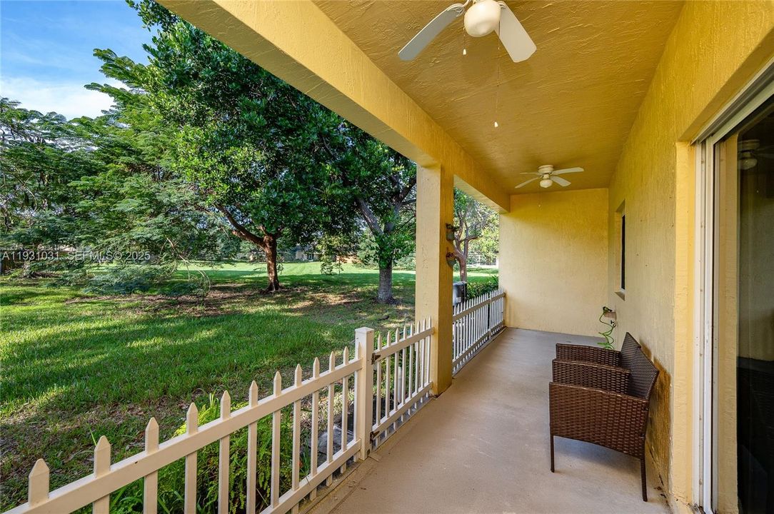 En Venta: $359,000 (2 camas, 2 baños, 1258 Pies cuadrados)