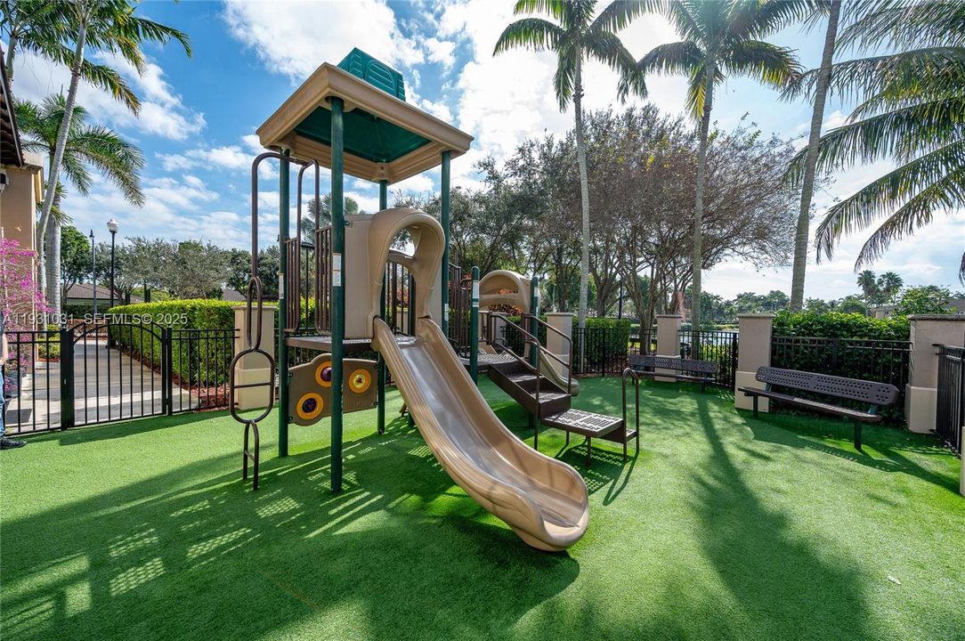 En Venta: $359,000 (2 camas, 2 baños, 1258 Pies cuadrados)