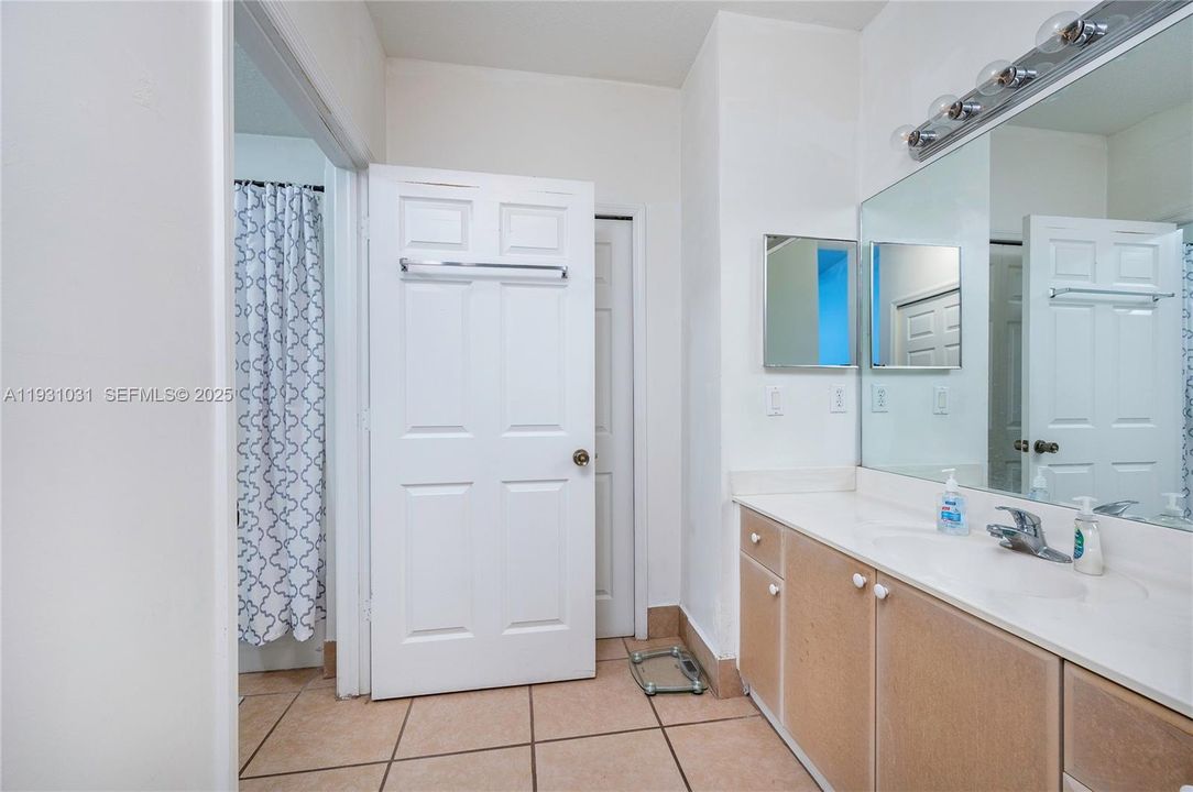 En Venta: $359,000 (2 camas, 2 baños, 1258 Pies cuadrados)