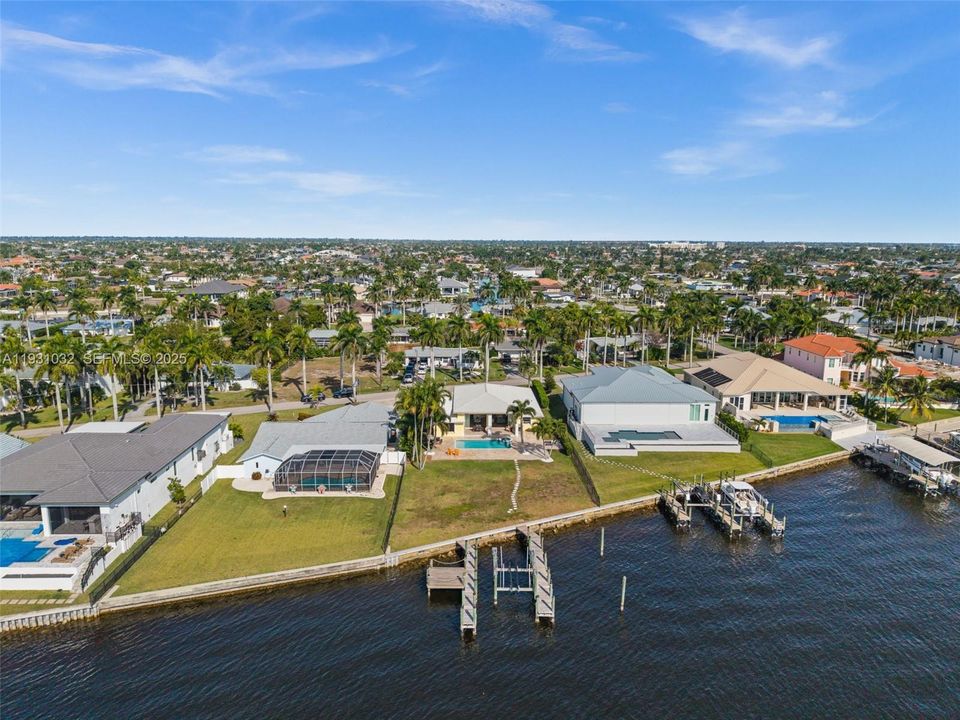 88 feet of frontage on the Caloosahatchee River