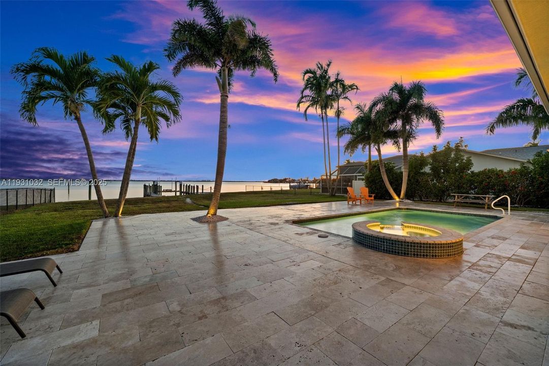 Spa and Pool with a view in the Evening