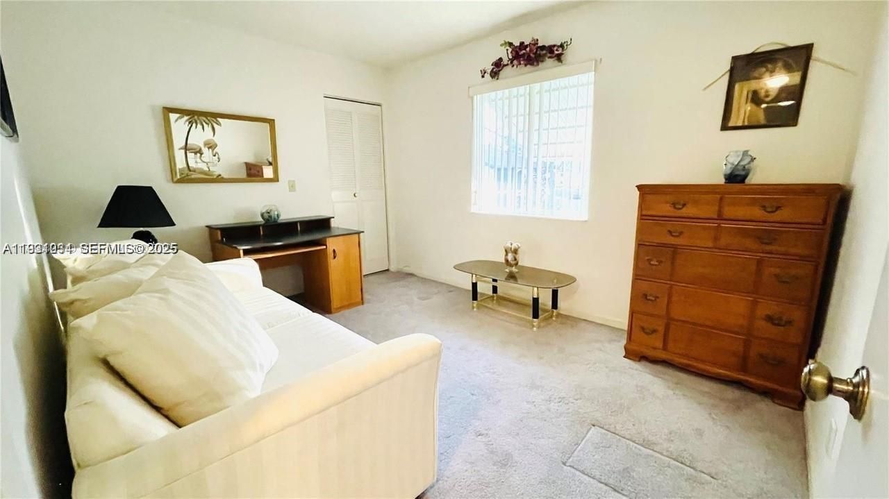 待售: $124,000 (2 贝兹, 1 浴室, 924 平方英尺)