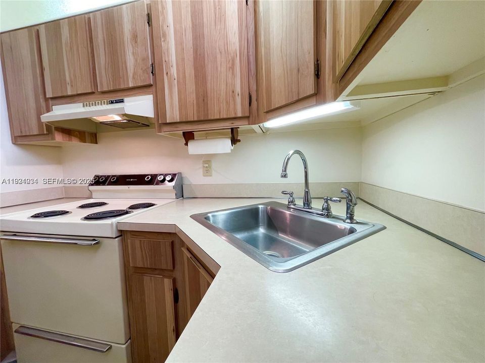 待售: $124,000 (2 贝兹, 1 浴室, 924 平方英尺)