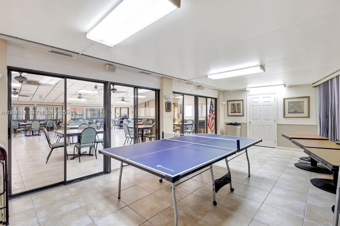 待售: $124,000 (2 贝兹, 1 浴室, 924 平方英尺)