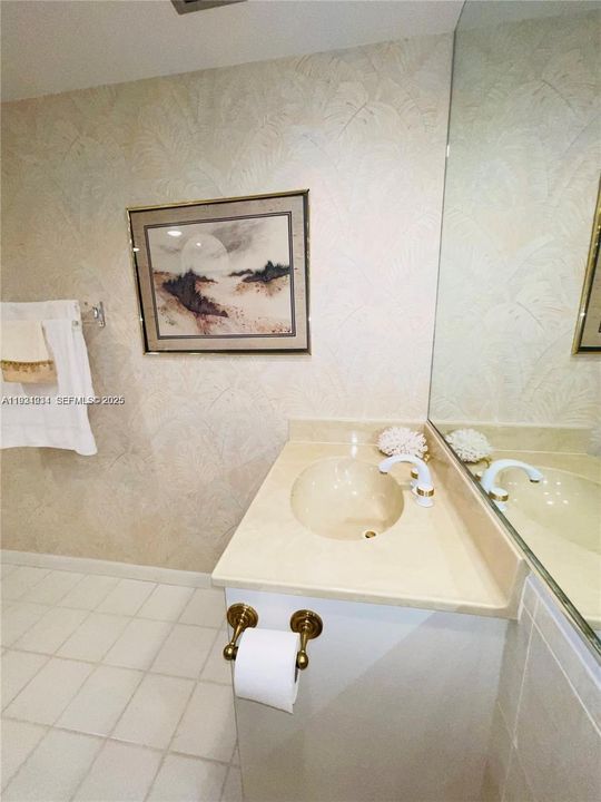 待售: $124,000 (2 贝兹, 1 浴室, 924 平方英尺)