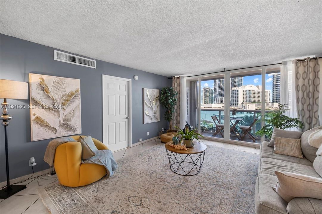 На продажу: $389,000 (1 спален, 1 ванн, 910 Квадратных фут)