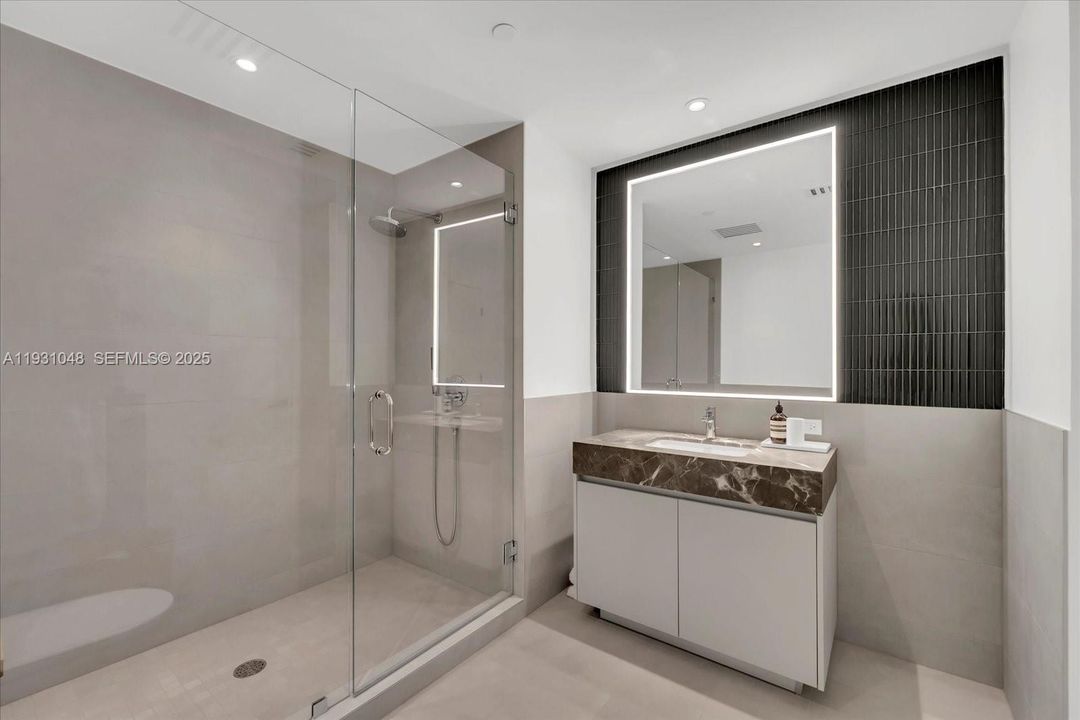 На продажу: $4,500,000 (3 спален, 3 ванн, 1707 Квадратных фут)