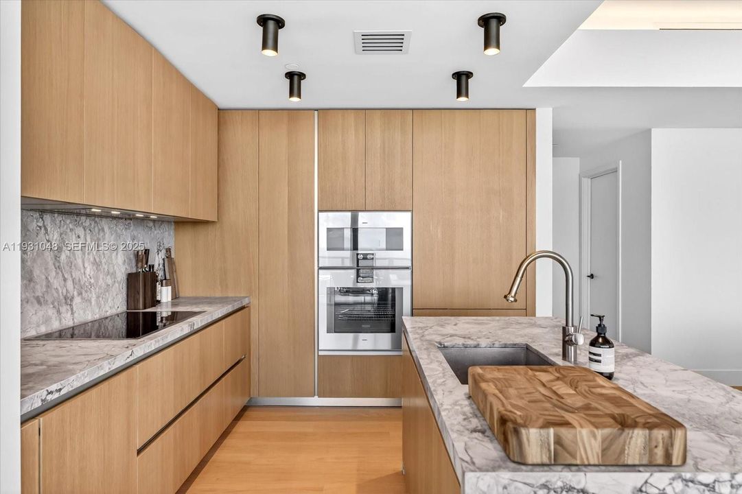 На продажу: $4,500,000 (3 спален, 3 ванн, 1707 Квадратных фут)