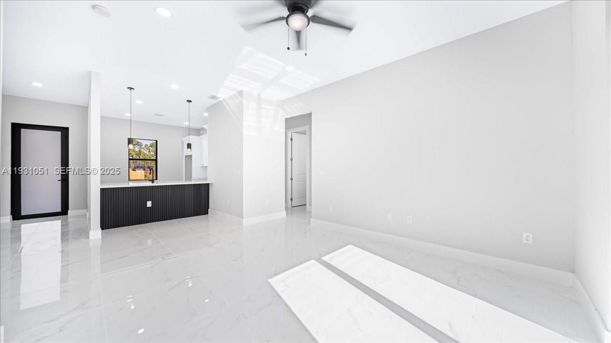 На продажу: $289,999 (3 спален, 2 ванн, 1270 Квадратных фут)