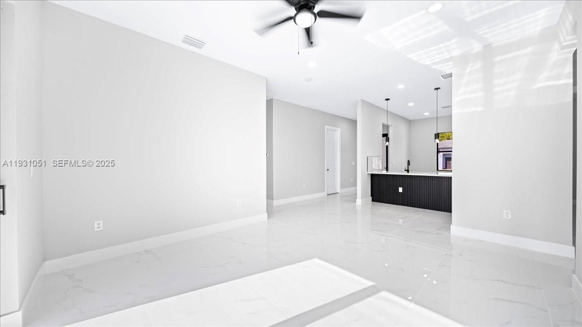 На продажу: $289,999 (3 спален, 2 ванн, 1270 Квадратных фут)