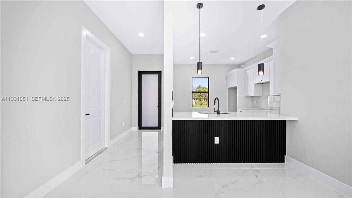 На продажу: $289,999 (3 спален, 2 ванн, 1270 Квадратных фут)