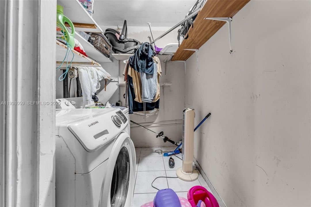 En Venta: $300,000 (5 camas, 4 baños, 1598 Pies cuadrados)