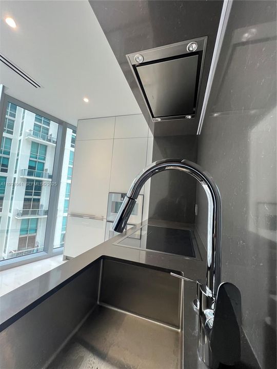 出租: $7,350 (1 贝兹, 1 浴室, 853 平方英尺)