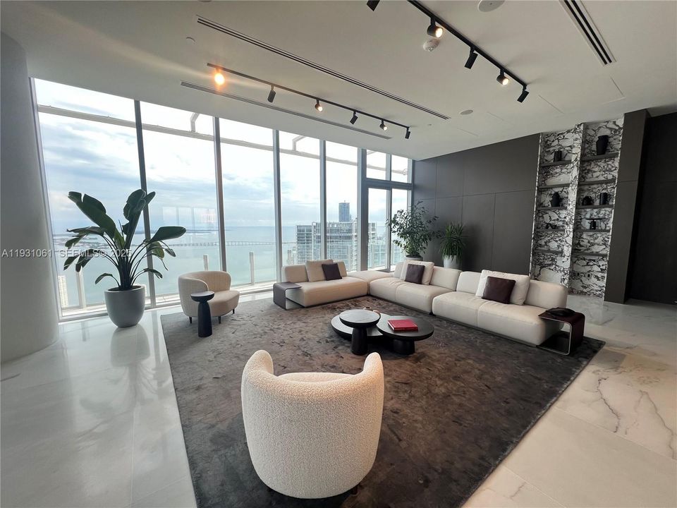 出租: $7,350 (1 贝兹, 1 浴室, 853 平方英尺)