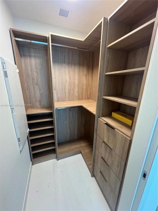 出租: $7,350 (1 贝兹, 1 浴室, 853 平方英尺)