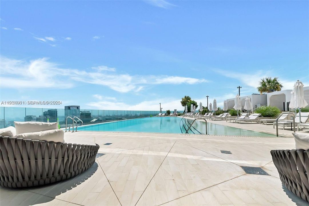 出租: $7,350 (1 贝兹, 1 浴室, 853 平方英尺)