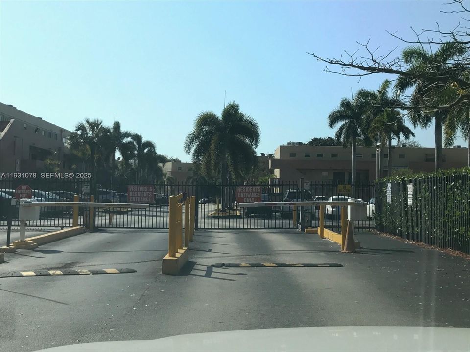 For Sale: $259,900 (1 beds, 1 baths, 948 Square Feet)