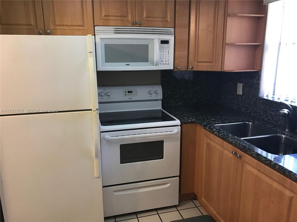 For Sale: $259,900 (1 beds, 1 baths, 948 Square Feet)