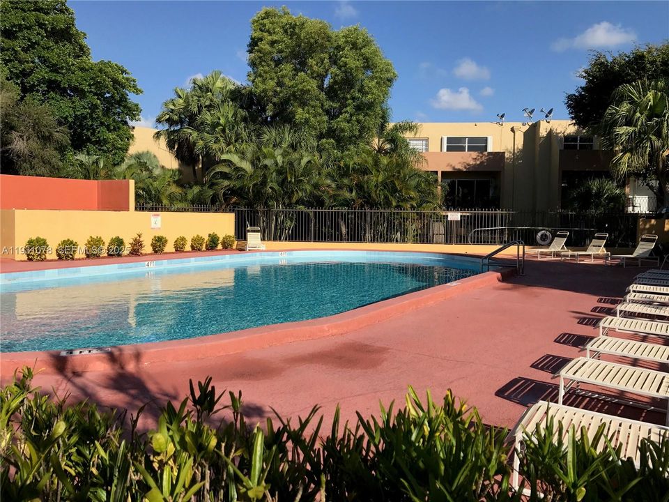 For Sale: $259,900 (1 beds, 1 baths, 948 Square Feet)