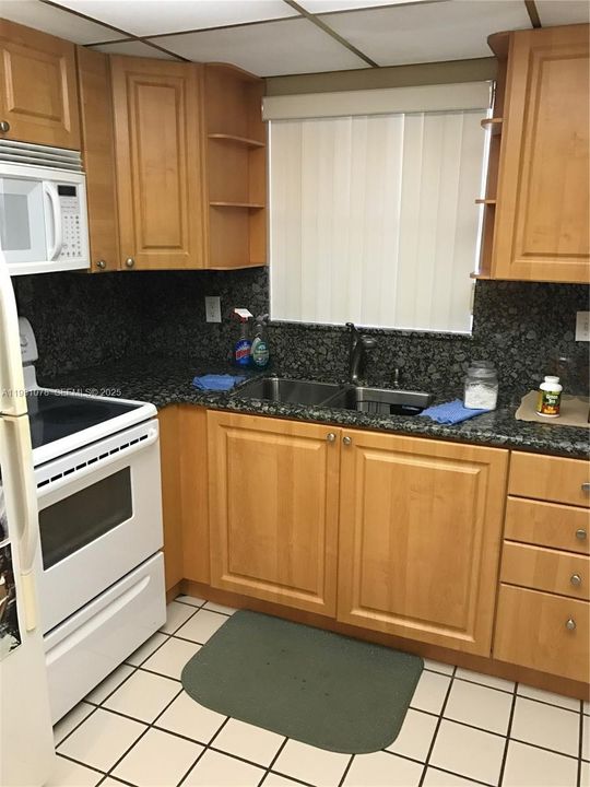 For Sale: $259,900 (1 beds, 1 baths, 948 Square Feet)