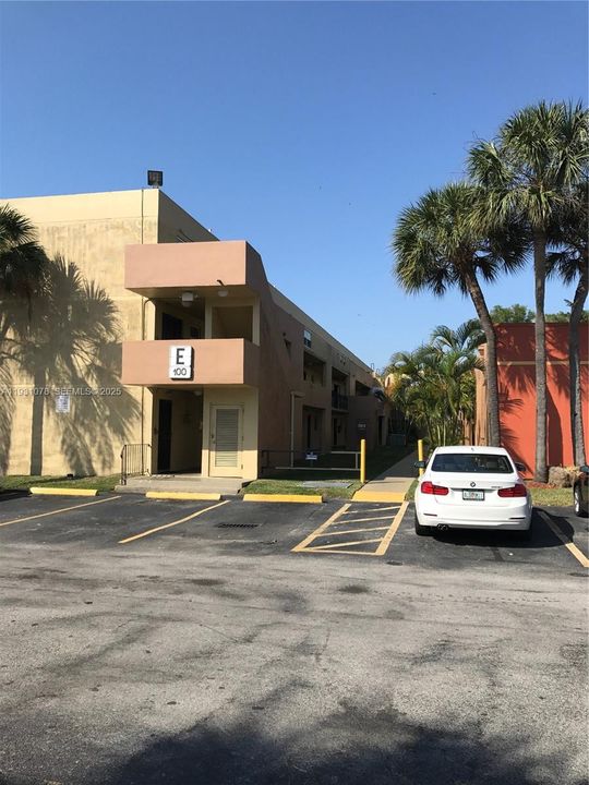 For Sale: $259,900 (1 beds, 1 baths, 948 Square Feet)