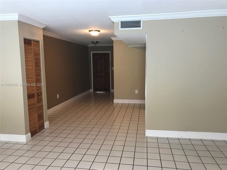For Sale: $259,900 (1 beds, 1 baths, 948 Square Feet)