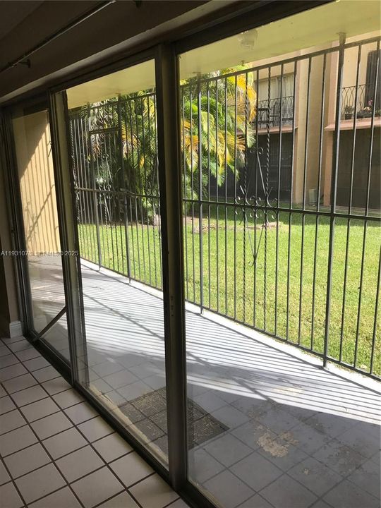 For Sale: $259,900 (1 beds, 1 baths, 948 Square Feet)