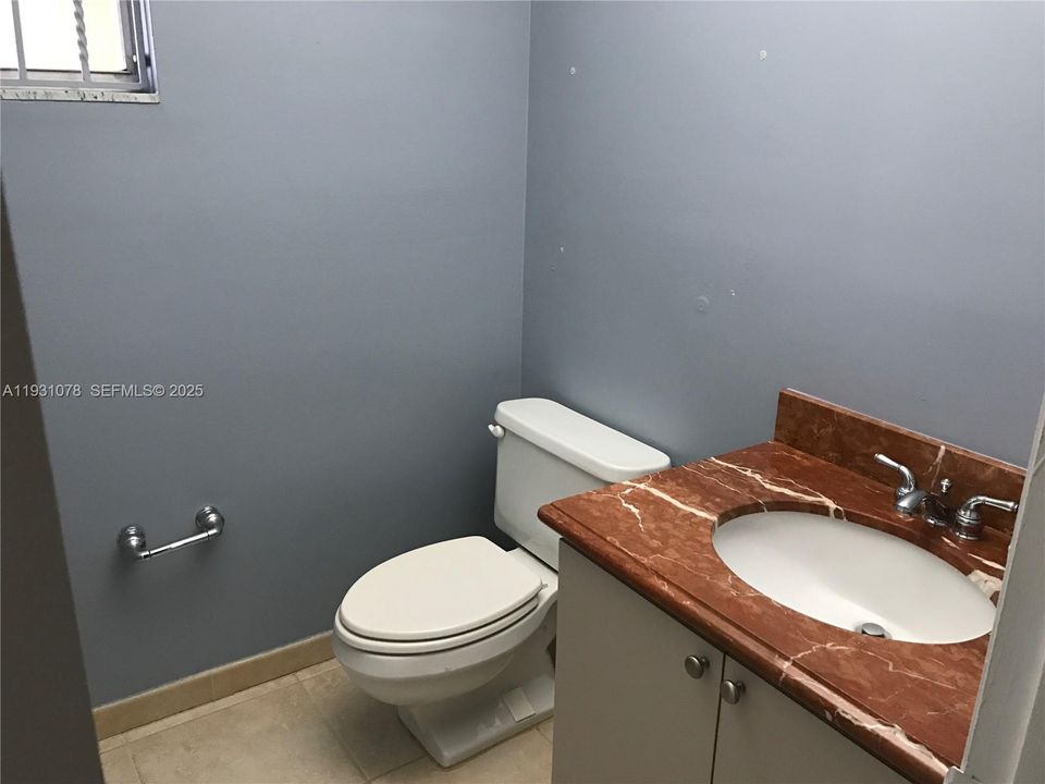 For Sale: $259,900 (1 beds, 1 baths, 948 Square Feet)