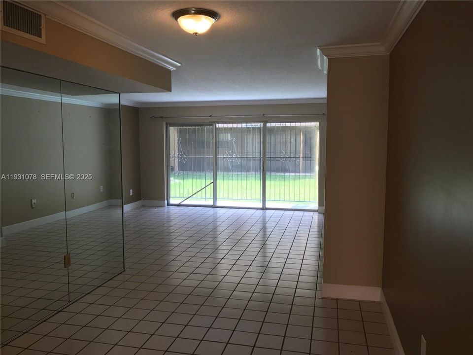 For Sale: $259,900 (1 beds, 1 baths, 948 Square Feet)