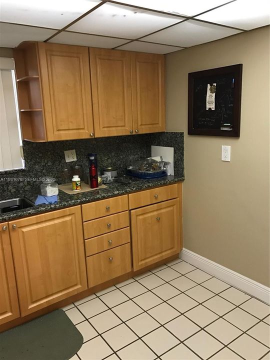 For Sale: $259,900 (1 beds, 1 baths, 948 Square Feet)