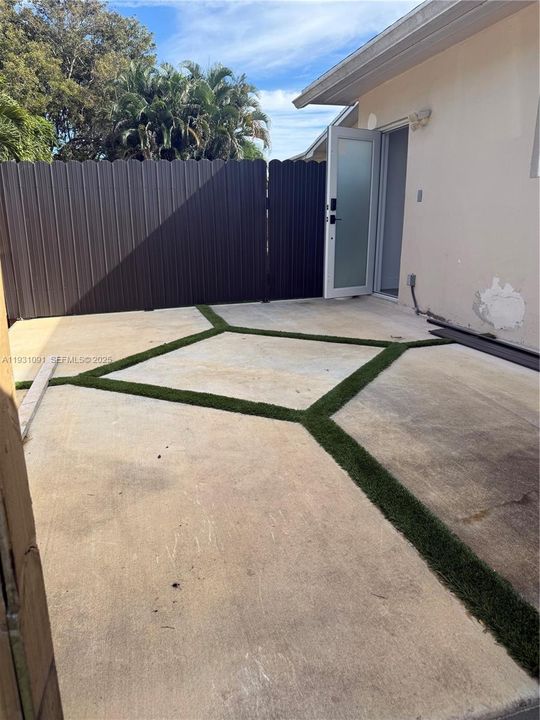 For Rent: $1,600 (1 beds, 1 baths, 1812 Square Feet)