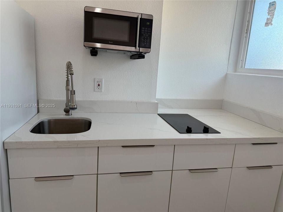 For Rent: $1,600 (1 beds, 1 baths, 1812 Square Feet)