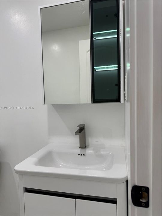 For Rent: $1,600 (1 beds, 1 baths, 1812 Square Feet)