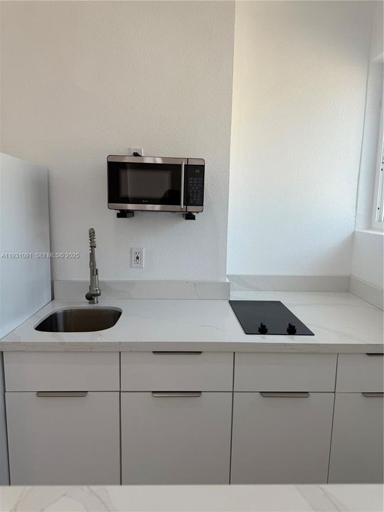 For Rent: $1,600 (1 beds, 1 baths, 1812 Square Feet)