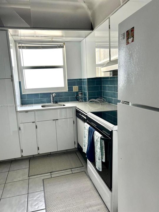 For Rent: $2,800 (1 beds, 1 baths, 760 Square Feet)