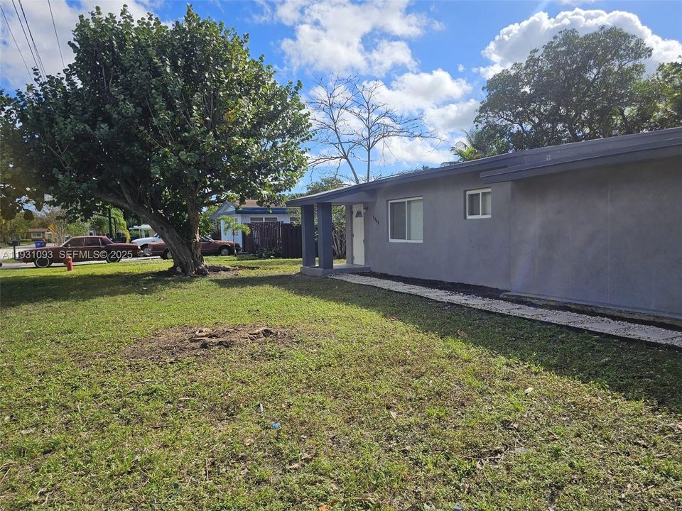 For Sale: $510,000 (3 beds, 2 baths, 594 Square Feet)