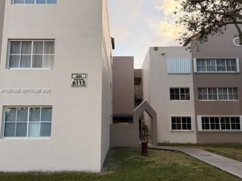 В аренду: $2,085 (2 спален, 2 ванн, 1004 Квадратных фут)