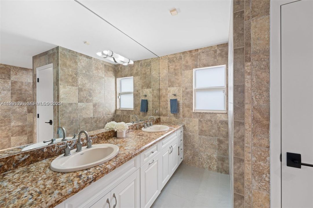 待售: $2,999,999 (5 贝兹, 3 浴室, 3828 平方英尺)