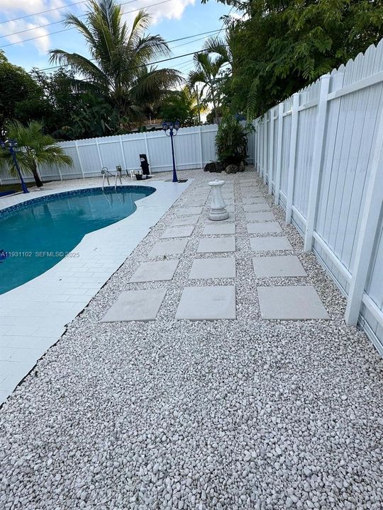 For Rent: $3,900 (4 beds, 2 baths, 1829 Square Feet)