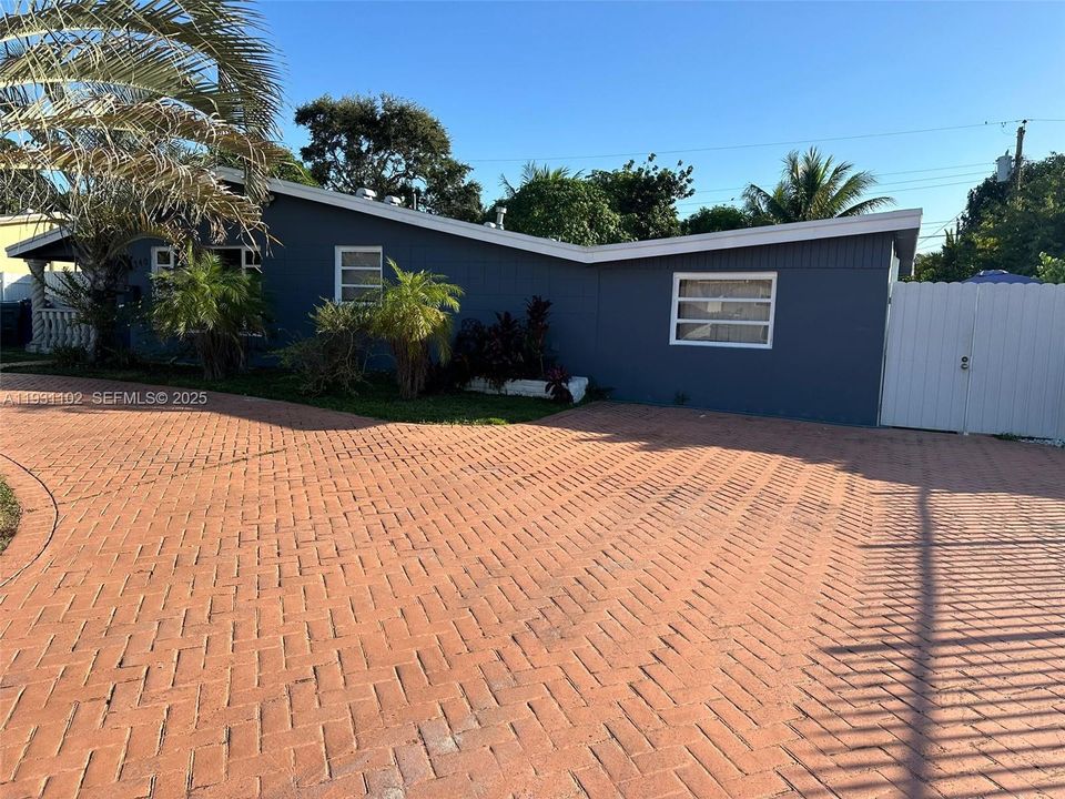 For Rent: $3,900 (4 beds, 2 baths, 1829 Square Feet)