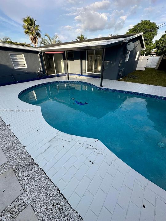 For Rent: $3,900 (4 beds, 2 baths, 1829 Square Feet)