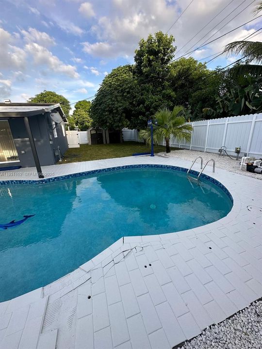 For Rent: $3,900 (4 beds, 2 baths, 1829 Square Feet)