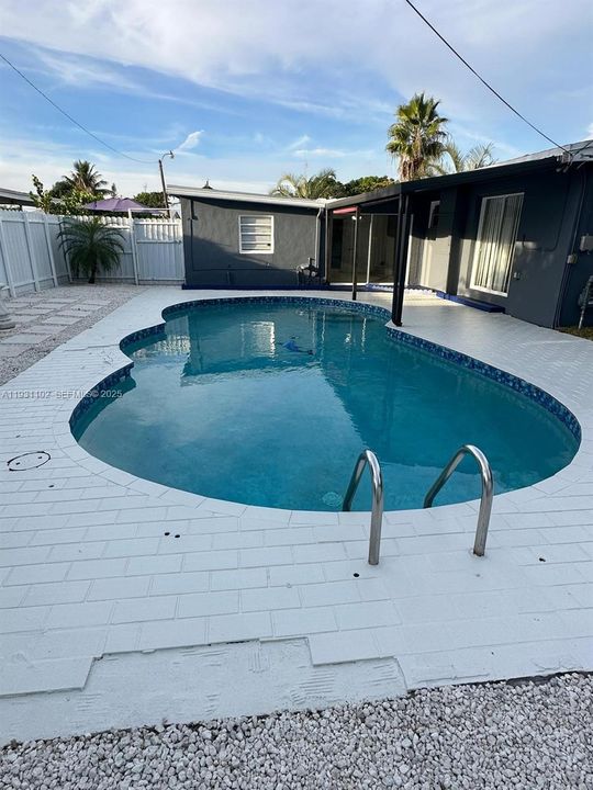 For Rent: $3,900 (4 beds, 2 baths, 1829 Square Feet)